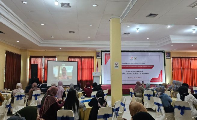 Ketua Komisi X DPR RI, Hetifah Sjaifudian saat memberikan melalui daring di kegiatan pelatihan pengolahan hasil laut Bontang, Selasa (22/7/2025).