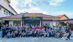 Jelang HUT RI ke-80, Karang Taruna Taman Selatan Bagi Ratusan Bendera ke Warga Bontang
