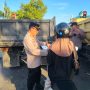 Keterangan: Kapolsek Bontang Selatan, AKP Muhammad Rakib Rais saat membagikan bendera merah-putih ke pengedara motor di Simpang Lampu Merah (Traffic Light), Tanjung Laut.