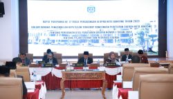 Keterangan: Rapat paripurna ke-17 masa sidang III DPRD Kota Bontang Kota Bontang Tahun 2025 dalam rangka pengambilan keputusan terhadap Rancangan Peraturan Daerah Kota Bontang tentang perubahan atas Peraturan Daerah Nomor 1 Tahun 2024 tentang pajak dan retribusi daerah (Foto: Rn)