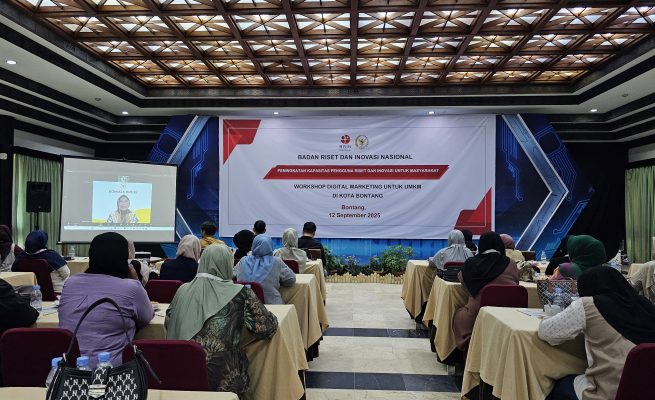 Ketua Komisi X DPR RI, Hetifah Sjaifudian saat memberikan sambutan melalui online dalam acara seminar Bisnis Lokal Pasar Global: Workshop digital marketing untuk UMKM Kota Bontang, Jumat (12/9/2025), (Foto: Rn).